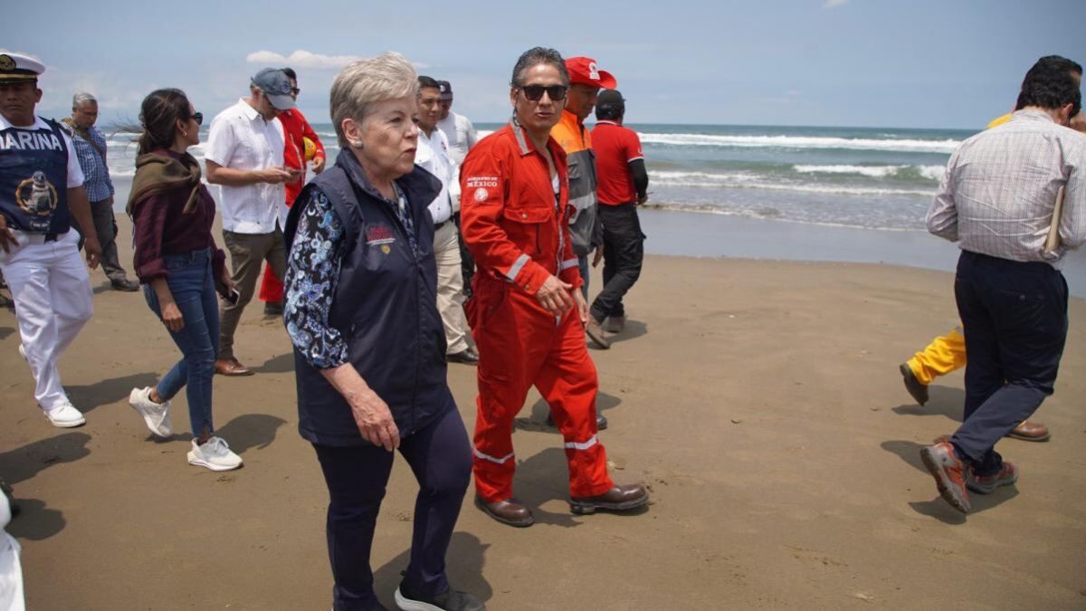 Alicia-Barcena-supervisa-limpieza-de-playas-en-Veracruz-tras-presencia-de-hidrocarburos