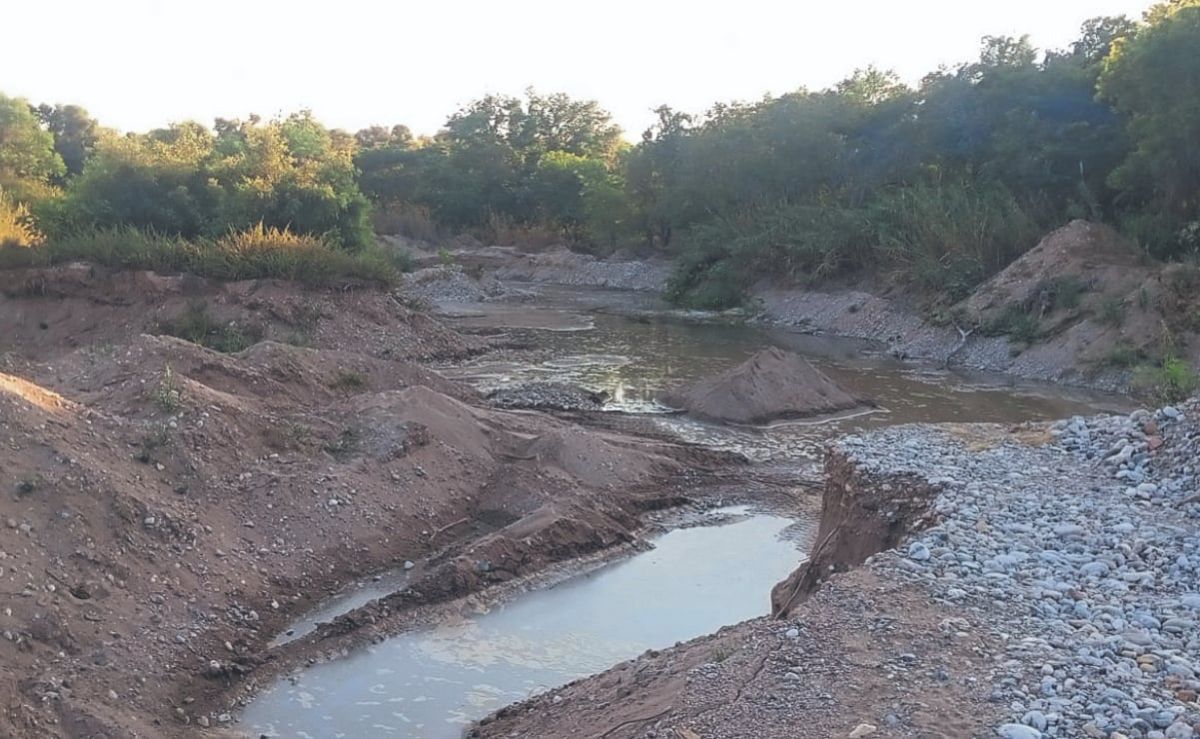 Habitantes-de-la-Canada-denuncian-sobreexplotacion-de-arena-y-grava-en-el-rio-Grande-Oaxaca