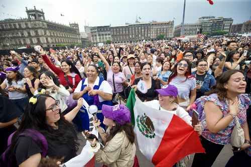 Sheinbaum-recibe-a-BTS-en-Palacio-Nacional-la-banda-saluda-a-fans-en-el-Zocalo