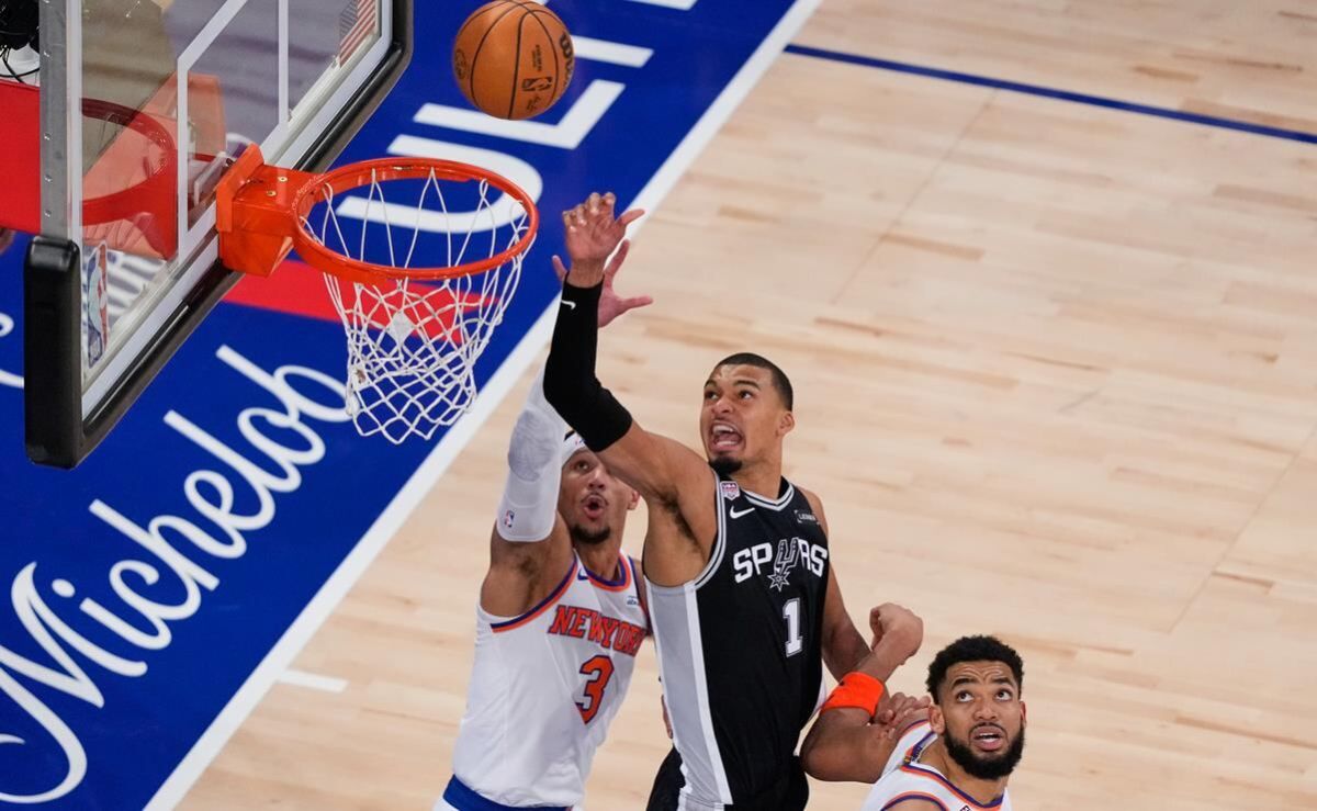 Spurs-vencen-115-111-a-los-Knicks-en-Madison-Square-Garden-y-acortan-la-serie-a-2-1